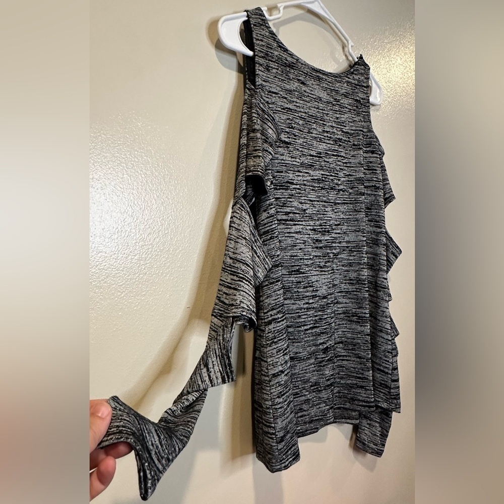 Peyton Jensen Evereve Carmen Top Silver Space Dye Cold Shoulder Ruffle Sleeve S - Picture 7 of 8